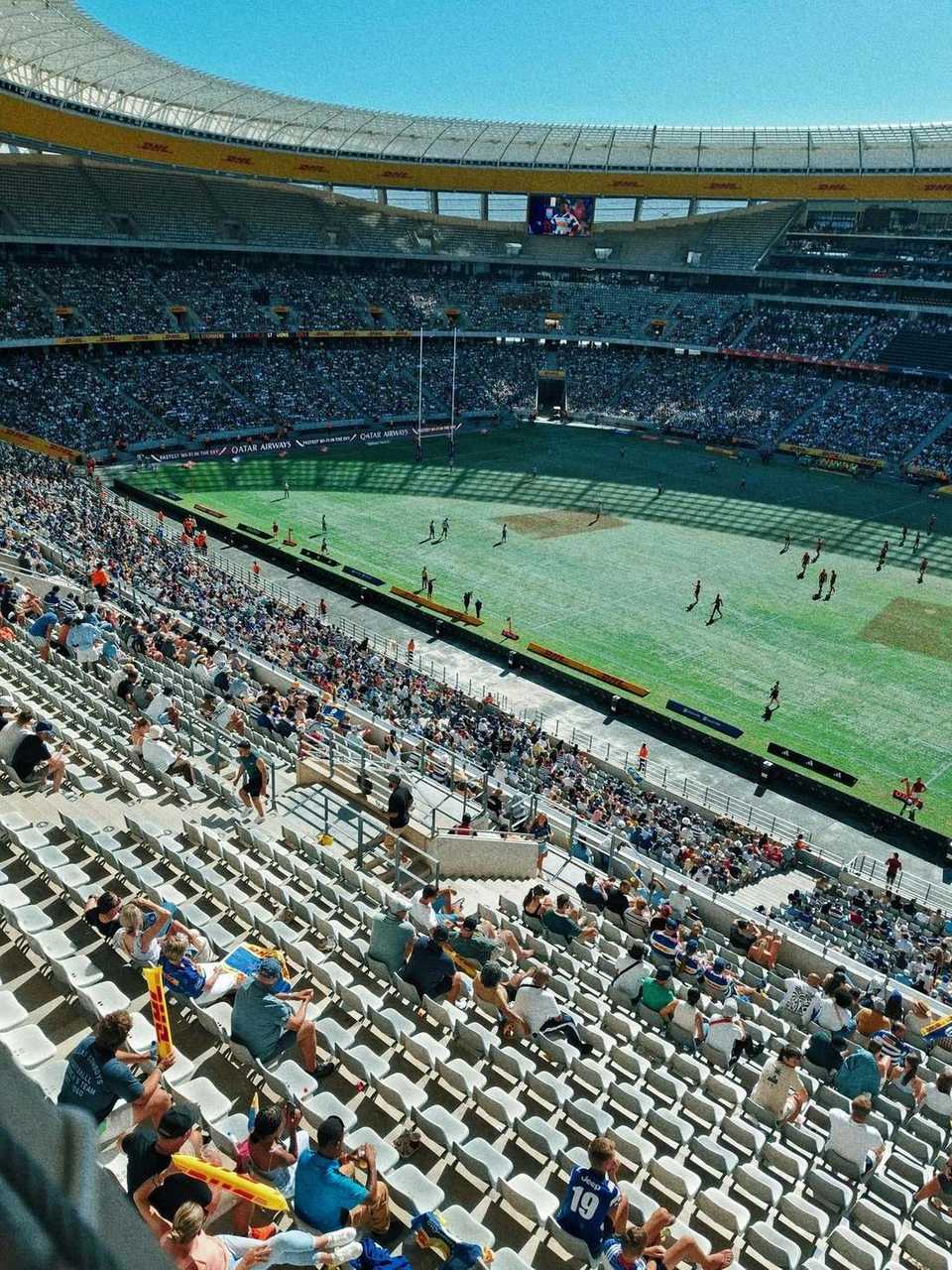 Tribun stadion penuh penonton menyaksikan pertandingan