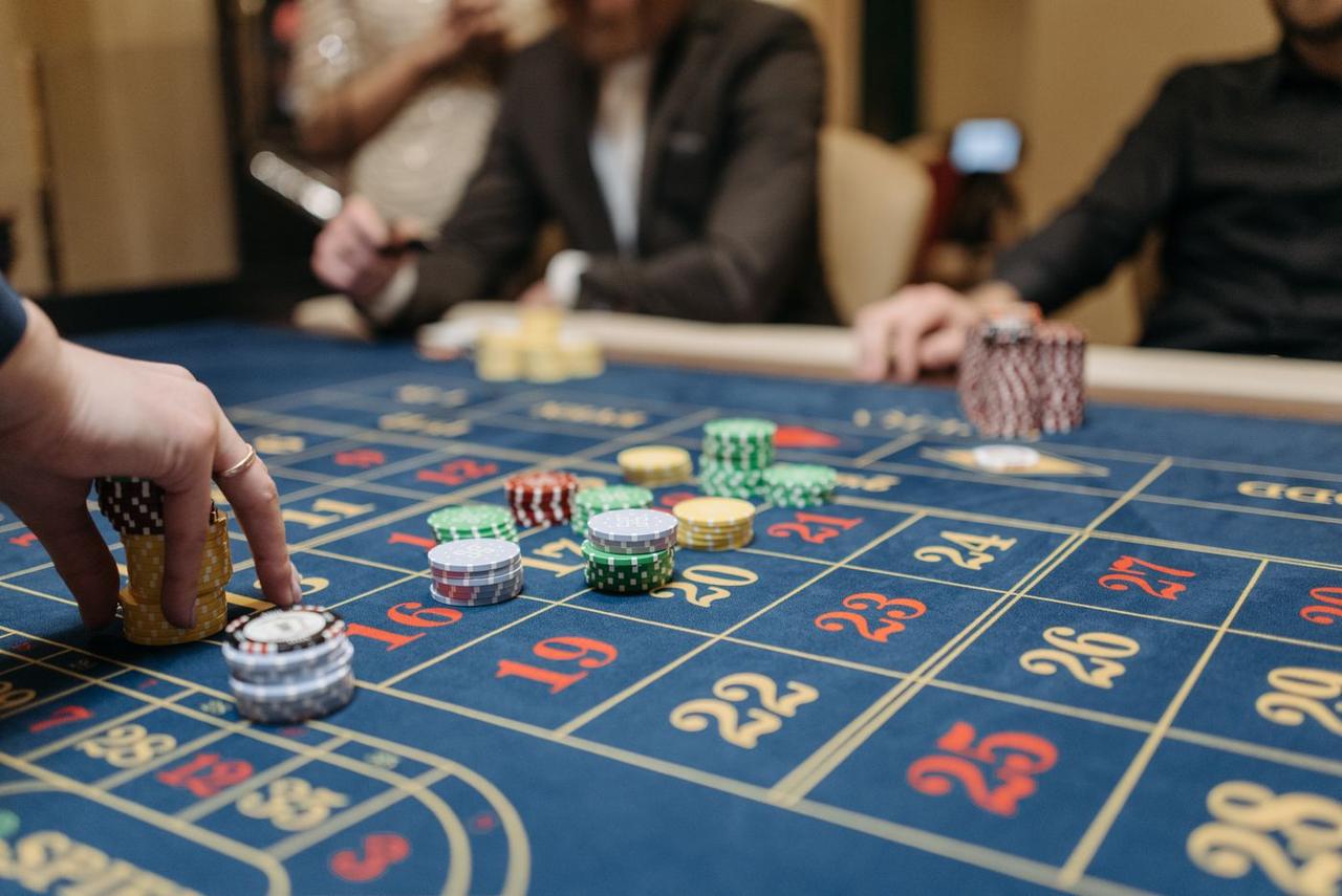 Chip taruhan tertata di atas meja roulette