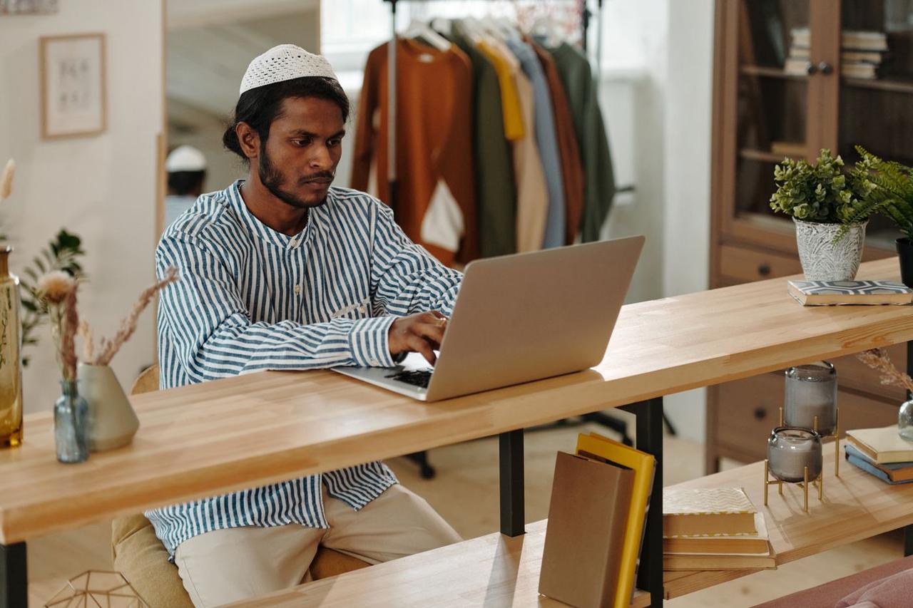 Anggota tim editorial Metro4d sedang menelaah materi artikel di laptop